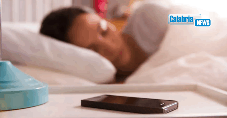 Smartphone in tasca o sul comodino fa male? La lezione del prof Schettini sul cellulare
