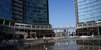 Milano, donna accoltellata in piazza Gae Aulenti