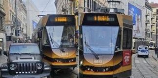 Milano, un’auto parcheggiata male manda in tilt i tram: tutti a piedi
