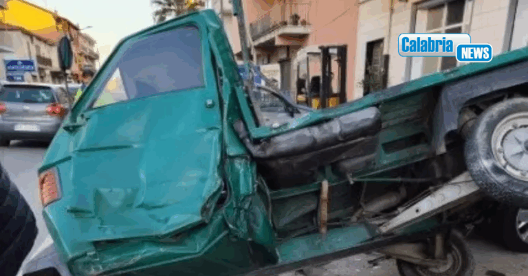 Scontro tra auto e motocarro su statale 106 a Mirto Crosia: morto 87enne