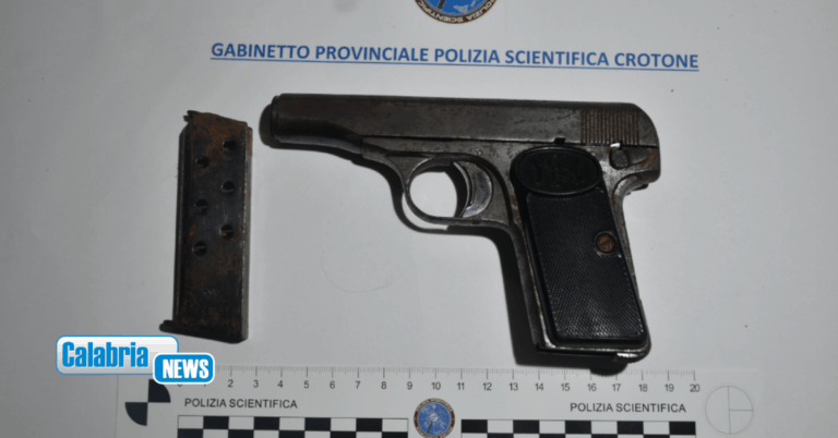 Crotone, droga e una pistola clandestina in negozio: arrestato commerciante