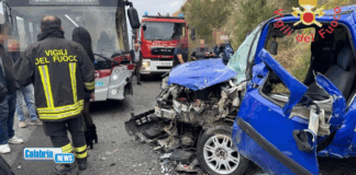 FOTO-Reggio Calabria: scontro tra un’autobus e un Fiat Doblò, un ferito in codice rosso