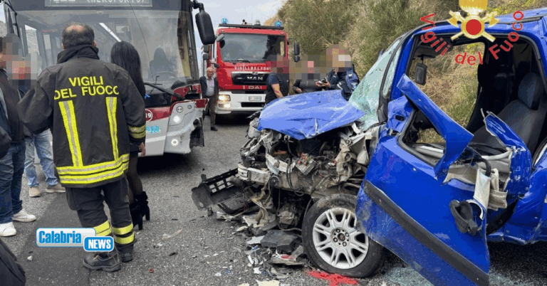 FOTO-Reggio Calabria: scontro tra un’autobus e un Fiat Doblò, un ferito in codice rosso