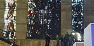 Roma, assessore sardo cade da scale del Ministero delle Imprese: in frantumi parte della vetrata di Sironi