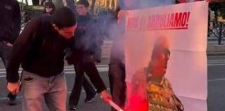 Roma, manifestanti ProPal bruciano immagine Crosetto: “Non ci arruoliamo”