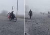 Russi in moto tra la nebbia: in un video virale l’assalto a Pokrovsk mentre la città resiste