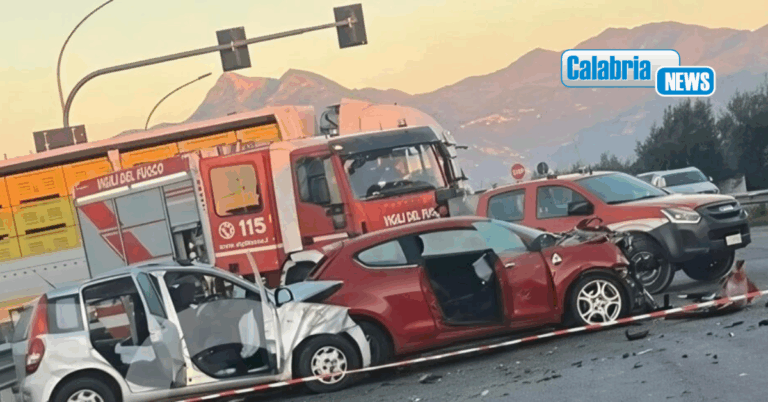 Impatto mortale sulla SS106 a Sibari: morti due ventenni e altri due gravemente feriti