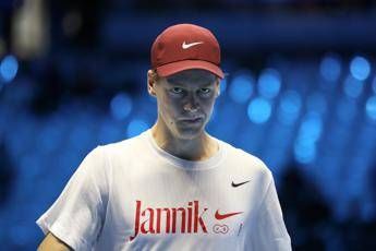 Sinner e il golf, colpi da rivedere: Jannik si butta a terra e Cahill se la ride