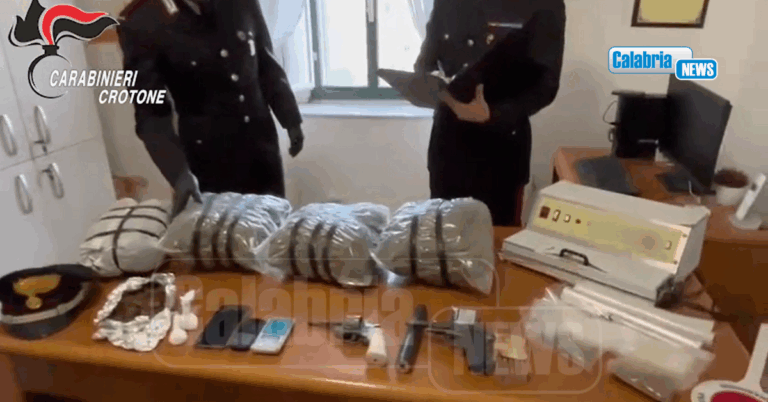 VIDEO-Armi e droga in un magazzino, arrestato un commerciante a Strongoli