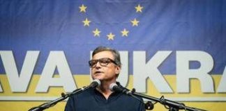 Ucraina, ambasciata russa a Roma critica Calenda per il tatuaggio. E lui replica: “Verrete sconfitti come l’Urss”