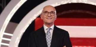 Alfonso Signorini si autosospende da Mediaset: “Campagna diffamatoria e calunniosa”