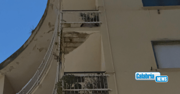 FOTO-Lamezia, crolla pezzo di balcone in Piazza Rotonda: nessun ferito, auto danneggiate