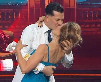 Ballando, D’Urso e il valzer con finale a sorpresa: il bacio con La Rocca
