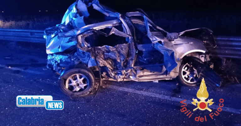 FOTO-Violento impatto tra un furgone e due autovetture sulla SS106 a Belcastro: un morto, 2 feriti gravi