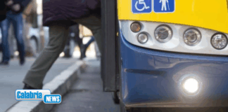 Si incontrano, poi le lascia un biglietto alla fermata del bus: “Ti aspetterò qui ogni domenica”