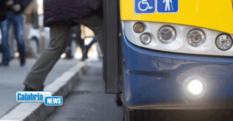 Si incontrano, poi le lascia un biglietto alla fermata del bus: “Ti aspetterò qui ogni domenica”