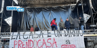 Cosenza, famiglie senza casa occupano il palco del concerto di Capodanno di Brunori Sas