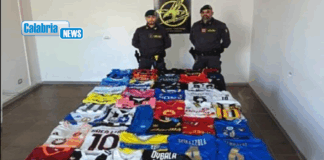 Maglie squadre calcio seria A contraffatte vendute online: scatta il sequestro a Catanzaro