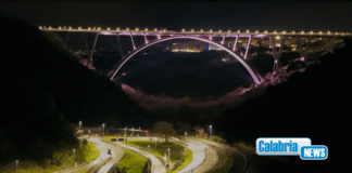 Catanzaro, immagine iconica: illuminazione artistica tricolore per il viadotto Bisantis
