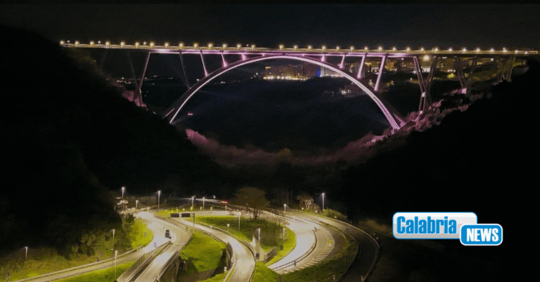 Catanzaro, immagine iconica: illuminazione artistica tricolore per il viadotto Bisantis