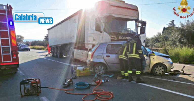 Impatto fra Tir ed utilitaria sulla SP 263 a Cerchiara di Calabria: morto conducente auto