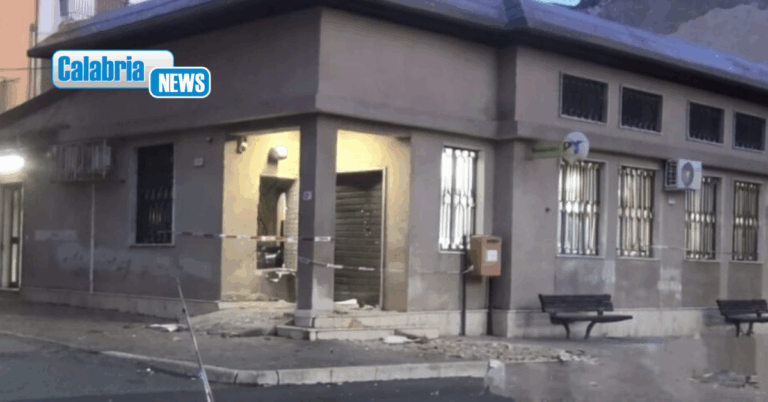 Assalto con esplosivo a ufficio postale a Cassano allo Ionio, prelevato sportello Atm