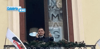 Lamezia, la scritta “X Mas” sul balcone della sede della Lega. La foto con il deputato