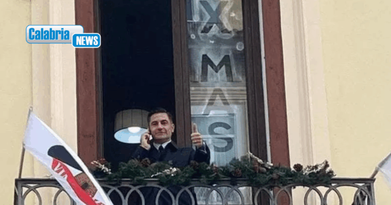 Lamezia, la scritta “X Mas” sul balcone della sede della Lega. La foto con il deputato