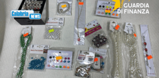 VIDEO-Vibo Valentia, GdiF sequestra più di 28mila prodotti e articoli natalizi non sicuri
