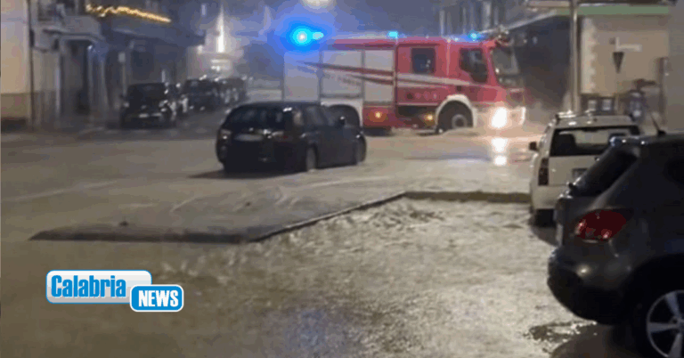 Crotone, violento nubifragio nella notte: decine gli interventi dei Vigili del fuoco
