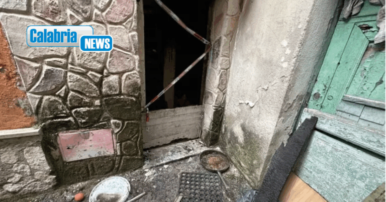Lamezia, paura nella notte alla ‘Giudecca’: 48enne tenta di incendiare abitazione