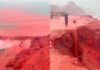 Mare ‘rosso sangue’ in Iran, lo spettacolo sull’isola di Hormuz