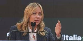 Meloni ad Atreju, stoccata a Schlein assente e al centrosinistra: “Si porta sfiga da solo, come la carta della pagoda”