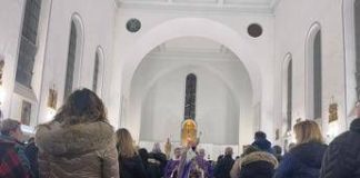 Messa di riparazione nella chiesa profanata a Ostia, cardinale Reina: “Feriti ma ne usciremo più forti”