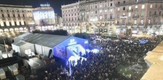 Milano, Duomo in tilt per l’Albero di Natale: folla, code e proteste: “Situazione fuori controllo”