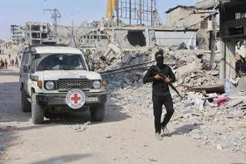 Riapre domani il valico di Allenby per gli aiuti a Gaza. Hamas: “Violazioni da Israele, no inizio fase 2”
