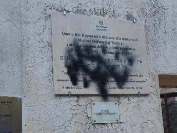 Roma, vandalizzati muri sinagoga e targa per Stefano Gaj Taché a Monteverde: in azione due persone incappucciate