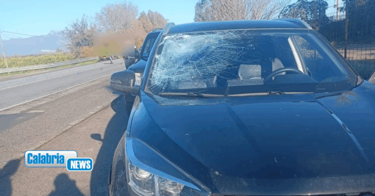 Corigliano-Rossano, investito ciclista sulla SS106: trasportato in codice rosso al Pronto Soccorso