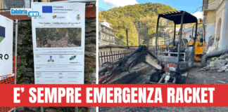 Lamezia, incendiato nella notte a San Teodoro escavatore dell’impresa “Ferraro Spa”