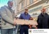 Sanremo, Carlo Conti posa la targa per Olly nella ‘Walk of Fame’ del Festival