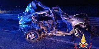 Scontro tra un furgone e due auto sulla Ss 106, un morto e tre feriti