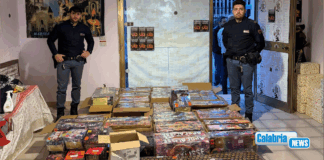 La Polizia sequestra 5 tonnellate di materiale pirotecnico a Siderno