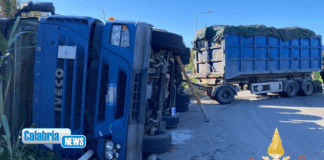Autotreno (motrice con rimorchio) si ribalta sulla SS106 nel Catanzarese: conducente in ospedale