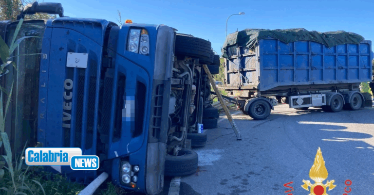 Autotreno (motrice con rimorchio) si ribalta sulla SS106 nel Catanzarese: conducente in ospedale