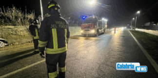 Violento impatto tra un furgone e due autovetture sulla SS106 a Belcastro: un morto