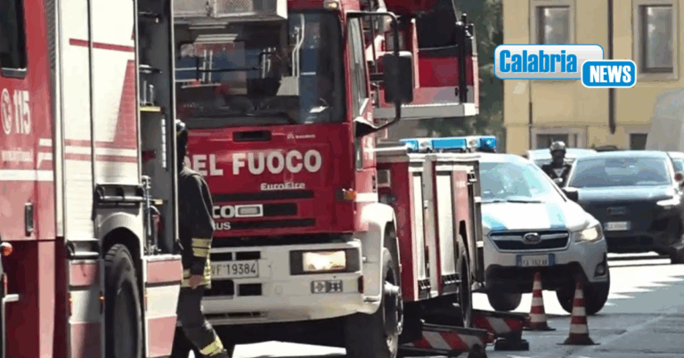 Lamezia, agenti della Polfer salvano persone da un incendio: il plauso del Siulp