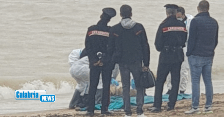 Macabra scoperta sulla spiaggia a Cariati: trovato cadavere in decomposizione