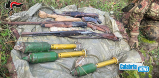 VIDEO-Kalashnikov e razzi anticarro, sequestrato un arsenale nella Locride