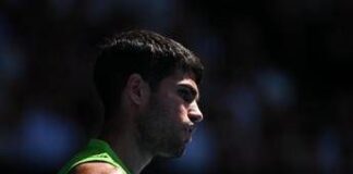 Australian Open, la chiusura del tetto durante la finale fa infuriare Alcaraz