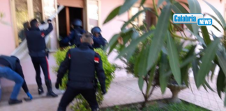 Toc..toc…c’è un pacco per lei! Apre la porta ma scattano le manette: latitante arrestato a Crotone